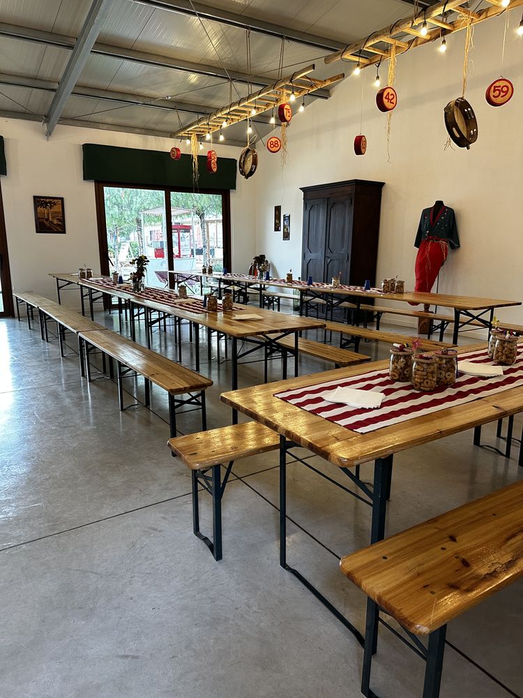 Sala interna con tavolate in legno