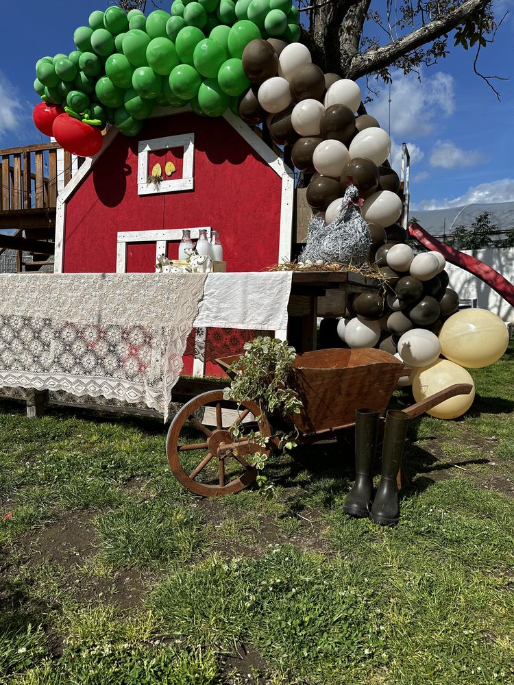 Allestimento con la stalla rossa e i palloncini
